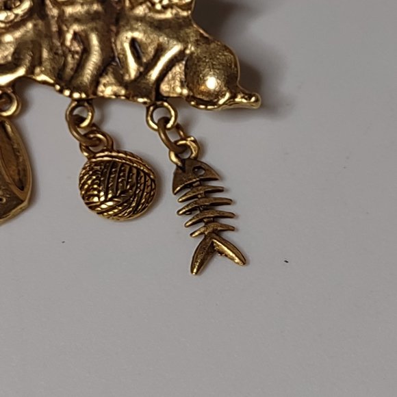 Cute Gold Tone 3 Kitten Dangle Brooch - Picture 5 of 9